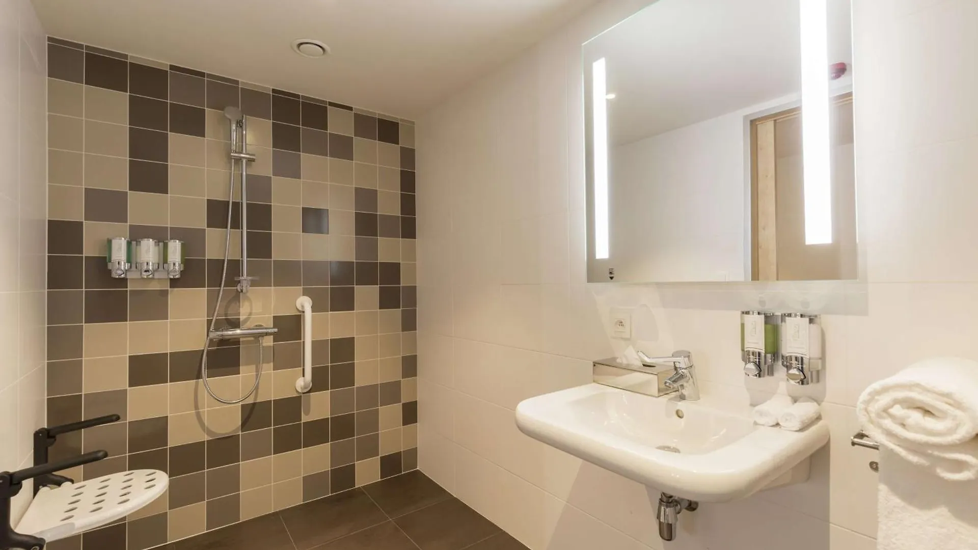 Hampton By Hilton Antwerp Central Station 3*,  Belgien